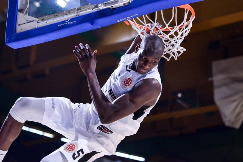 ВИДЕО: Феноменално закуцавање, па стравичан пад Бонџе Сија